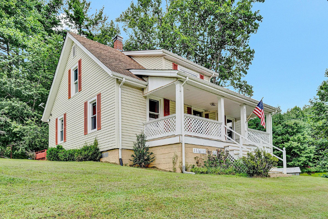 Over nine acres in beautiful Floyd, Virginia! Diamond in the rough. $235,000