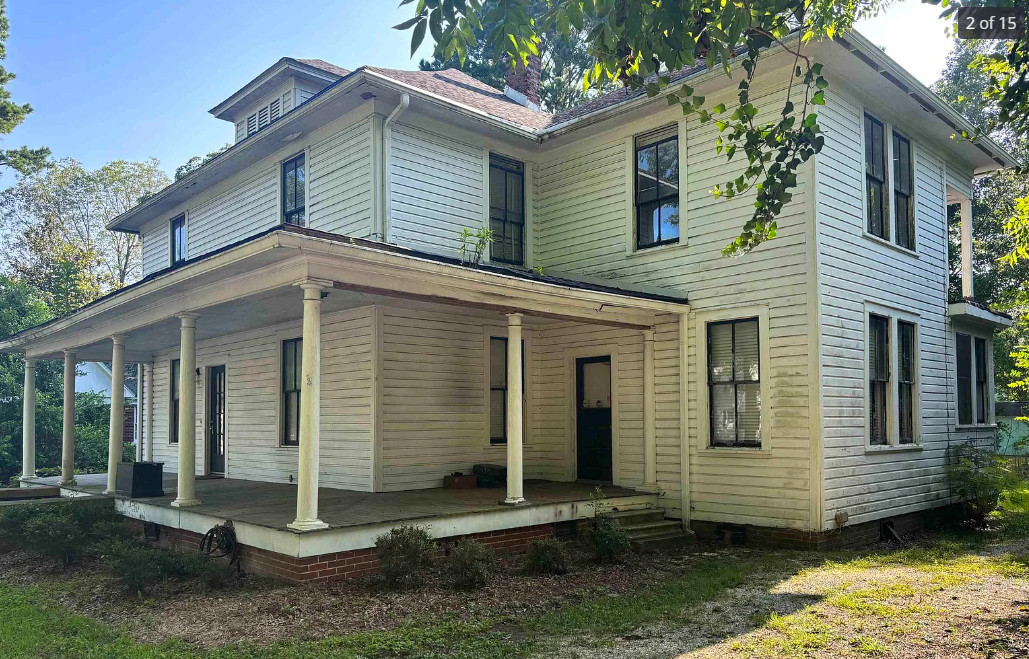 Nice kitchen! Big porch! Six bedrooms! C. 1910 in Alabama. $139,000