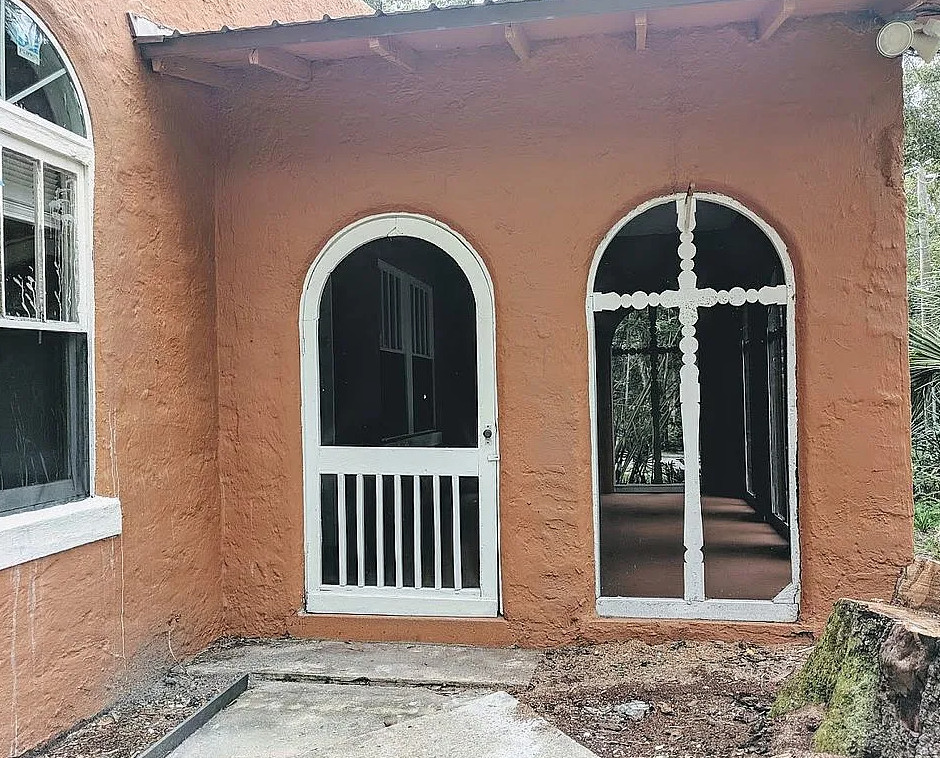 Love that enclosed front porch! Circa 1925 in Florida. $130,000