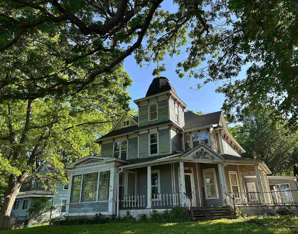 Deal of the Day! Great staircase! Circa 1878 in Illinois. $119,900