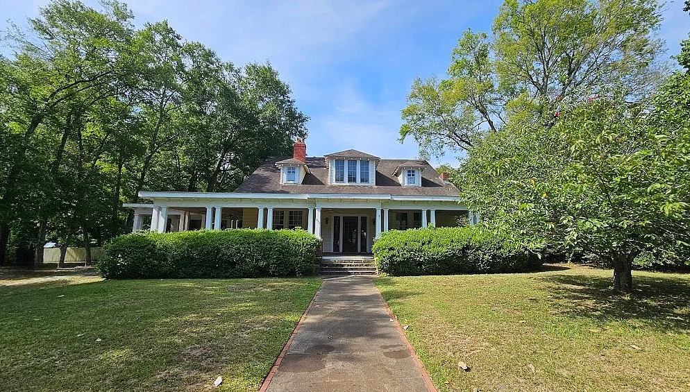 Now that’s a porch! Nice interior! C. 1926 in Alabama. $269,000