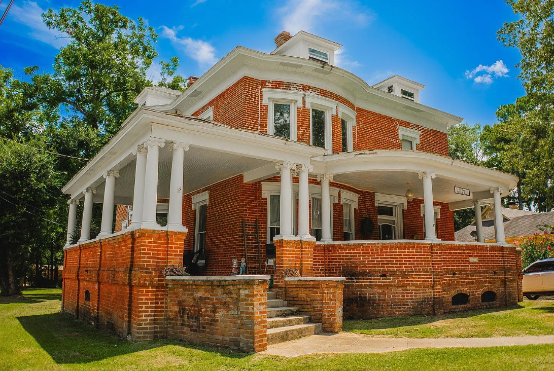 Big house with 4,000 square feet! Circa 1902 in Arkansas. $325,000