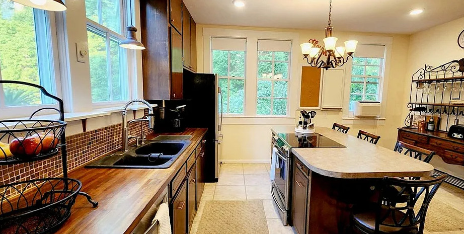 Big house with almost 4,000 square feet! Over one acre in Georgia. $350,000