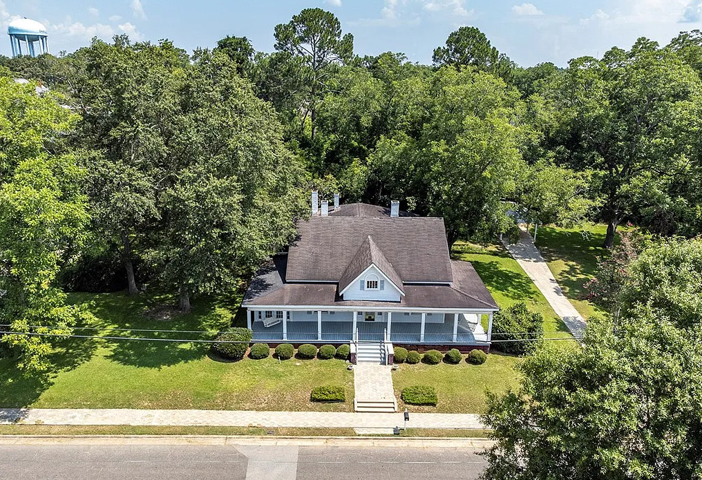 Porch goals! Look at the floors inside! 7 fireplaces! C. 1890 in Georgia. $189,900