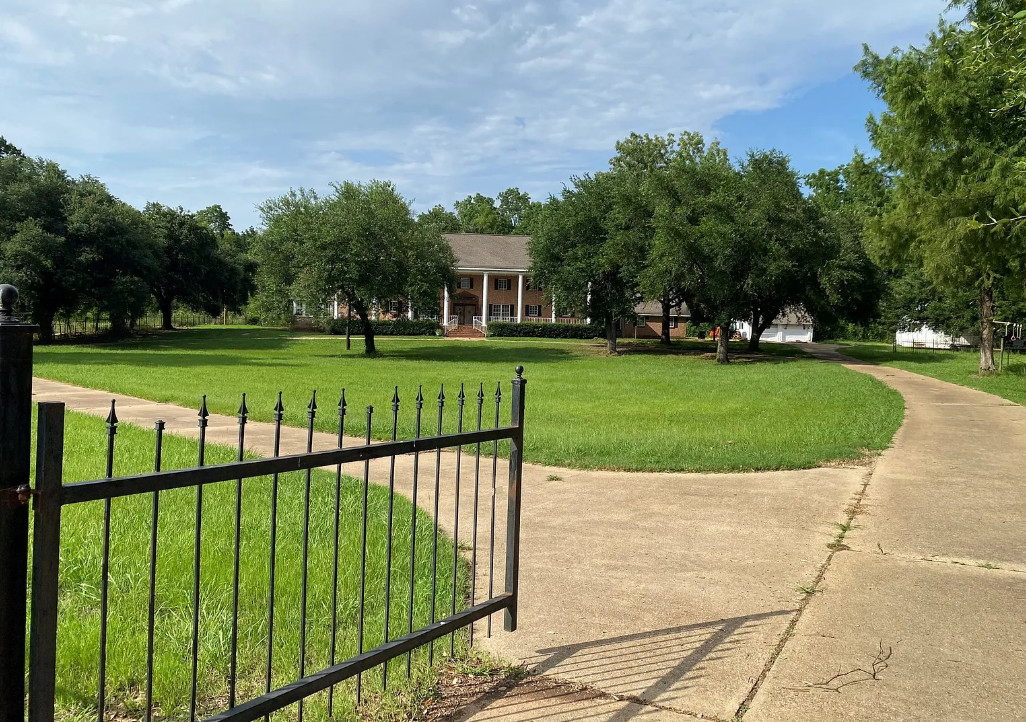 Almost 7,000 square feet! Over four acres in Louisiana. $300,000