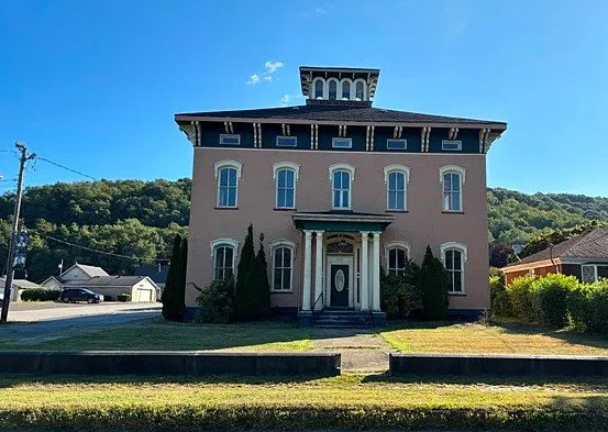 Diamond in the Rough! Circa 1846 in West Virginia. $150,000