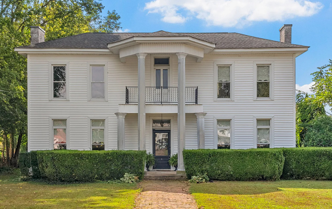 Stately looking home! Circa 1879. Almost an acre in Kentucky. $319,900