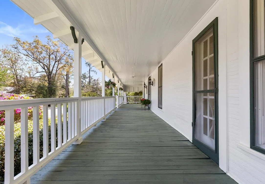 Great old houses in this Florida town! Circa 1902. $379,000