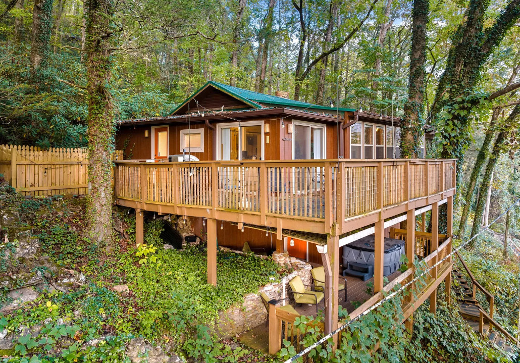 Like a treehouse! Overlooks the Little River in Tennessee. Furnished. $345,000