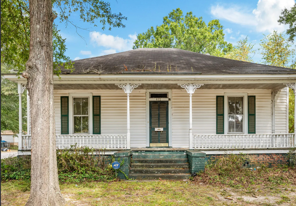 Tall ceilings! Fixer Upper Alert! C. 1900 in North Carolina. $69,900