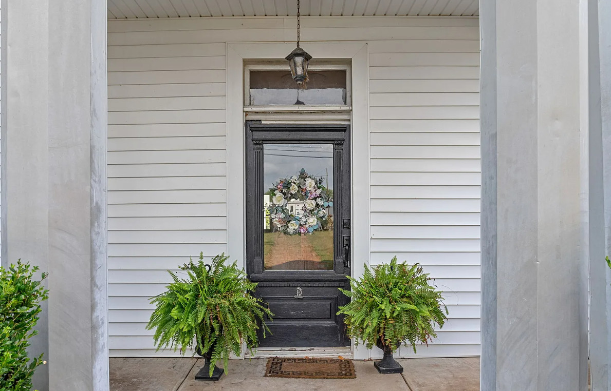 Stately looking home! Circa 1879. Almost an acre in Kentucky. $319,900