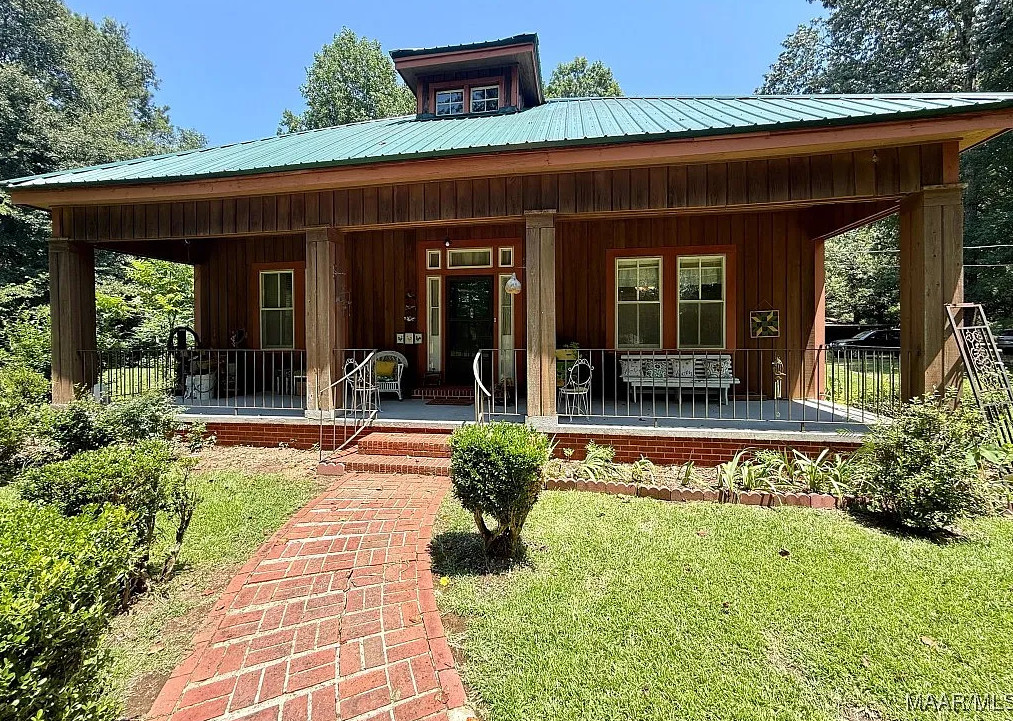 Pretty setting! On 20 acres in Alabama. Has a pond! $279,000