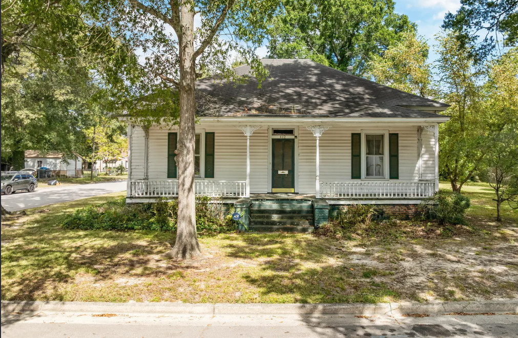 Tall ceilings! Fixer Upper Alert! C. 1900 in North Carolina. $69,900