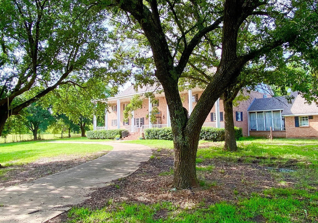 Almost 7,000 square feet! Over four acres in Louisiana. $300,000