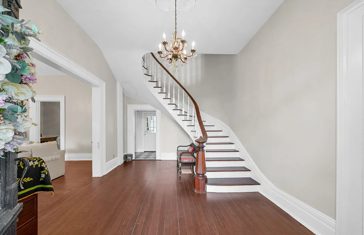 Stately looking home! Circa 1879. Almost an acre in Kentucky. $319,900