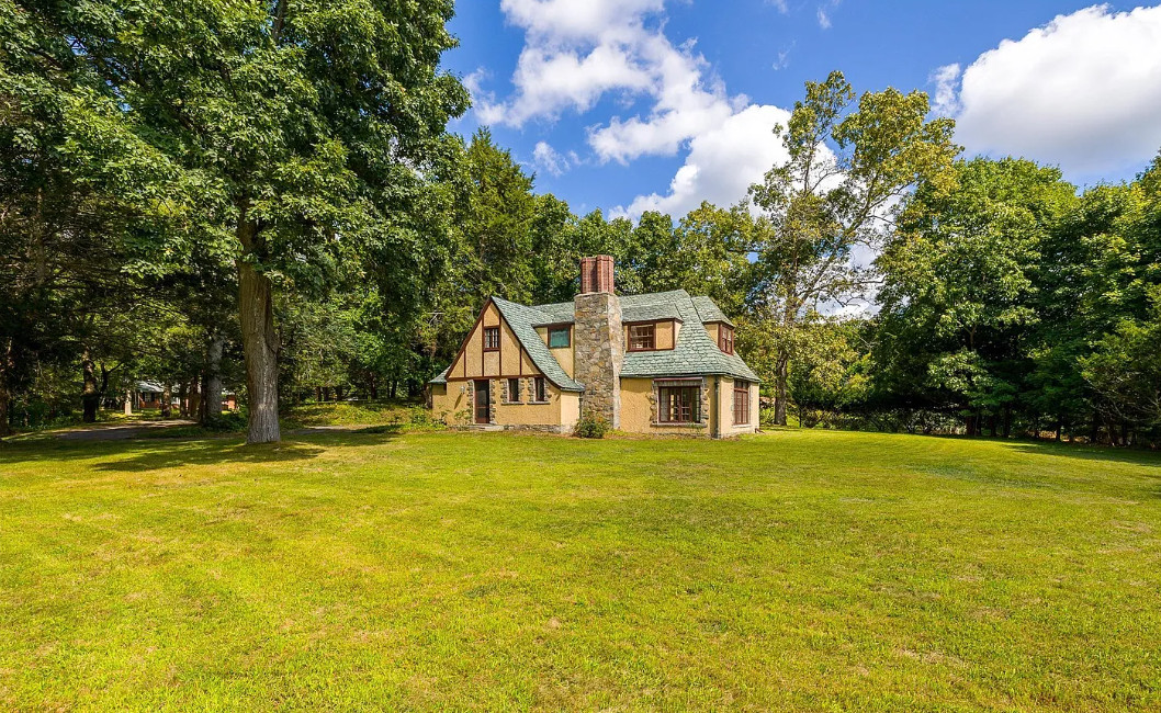 Private setting! Nice bathrooms! Over one acre in Connecticut. $300,000