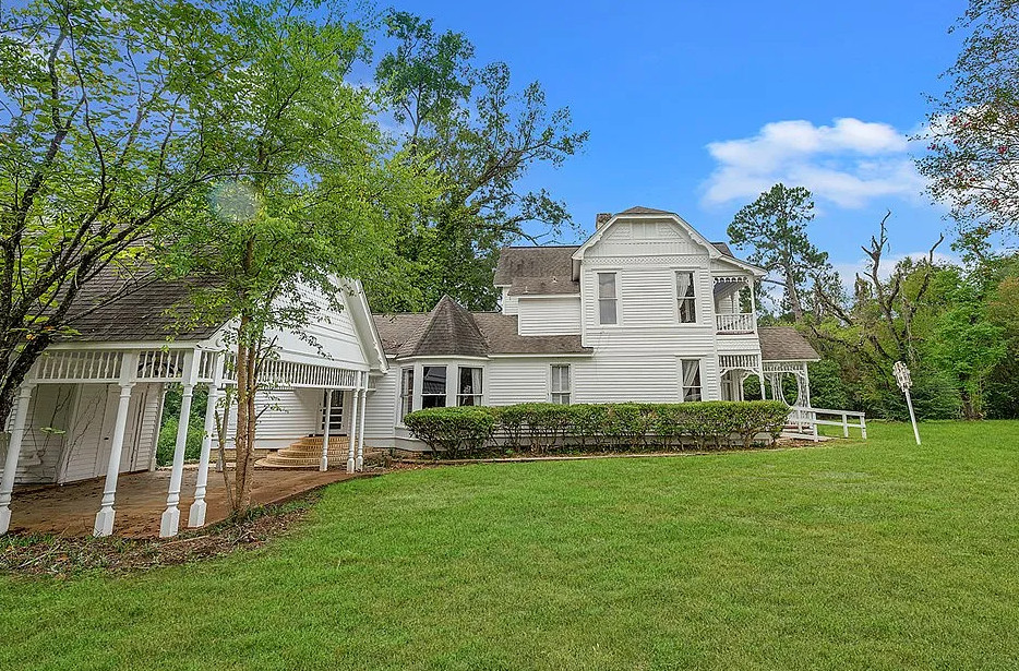 Porch goals! Pretty house! Two acres in Texas. $249,000
