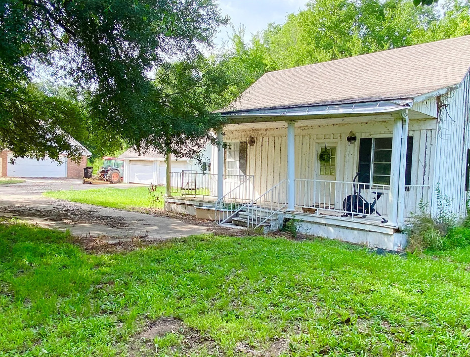 Almost 7,000 square feet! Over four acres in Louisiana. $300,000