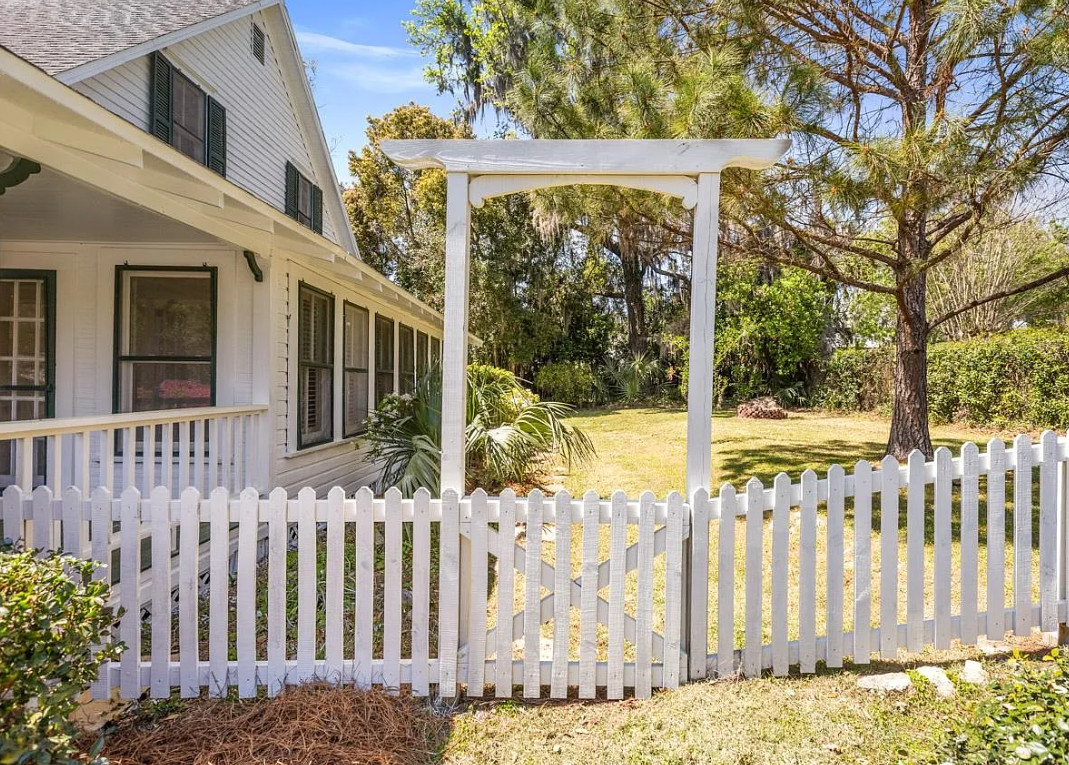 Great old houses in this Florida town! Circa 1902. $379,000