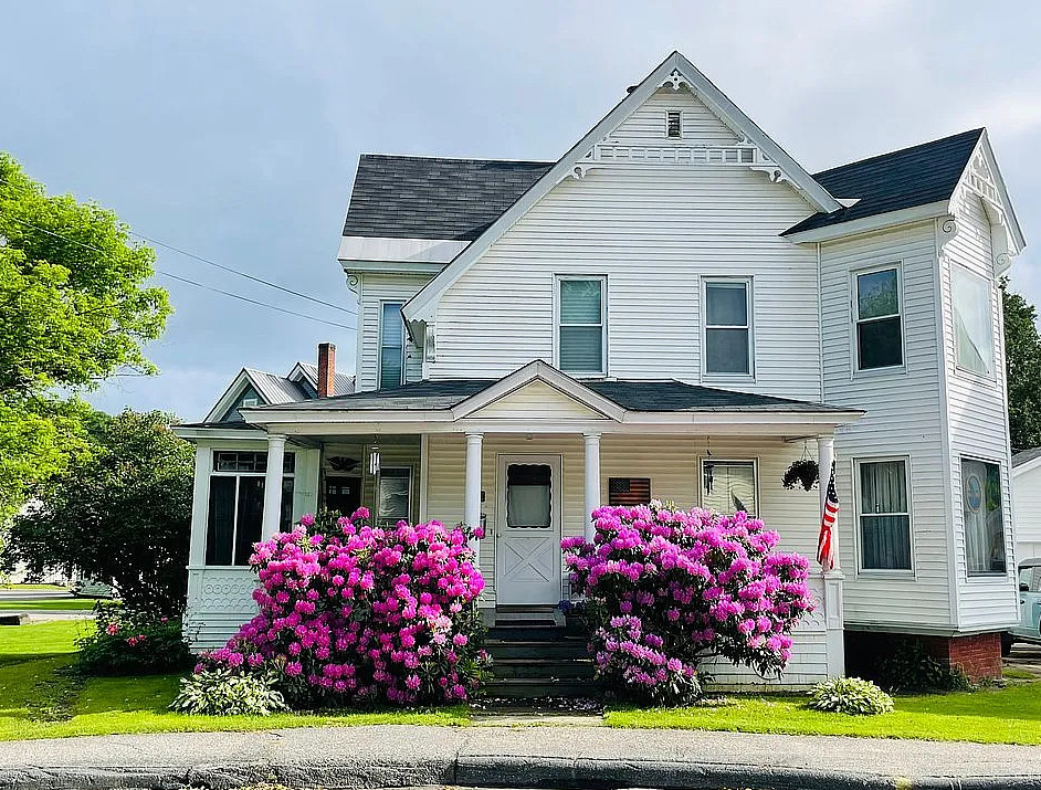 Sweet house! Nice ceilings! C, 1895 in New Hampshire. $259,900