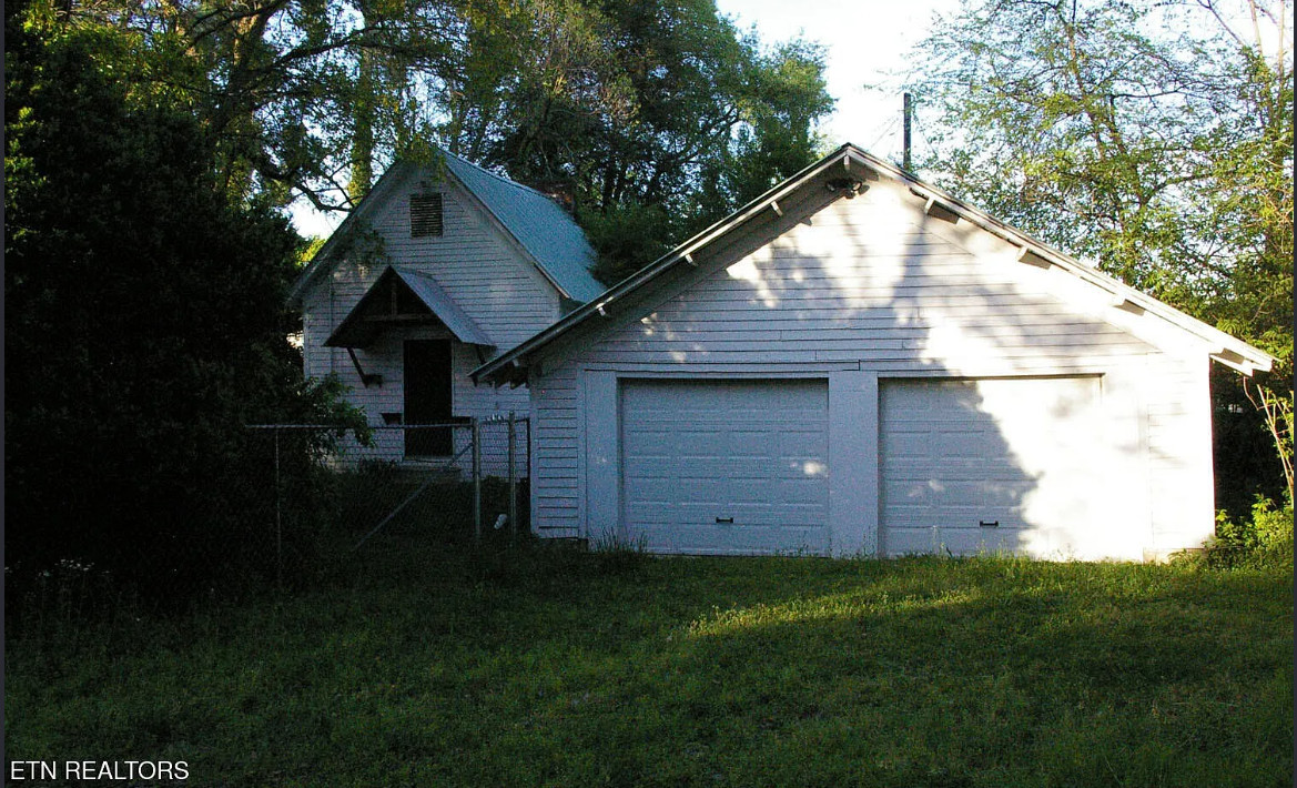 Has a guest house and an enclosed pool! C. 1896. On 1.5 acres in Tennessee. $375,000