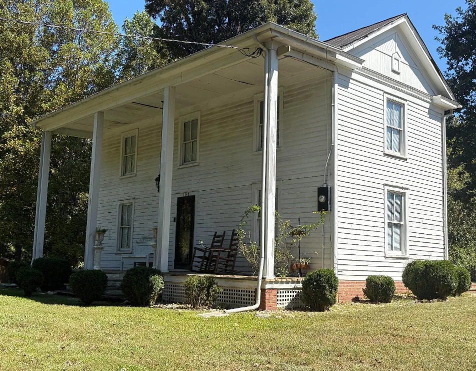 15 minutes to Smith Mountain Lake! Nice interior! Five acres in Virginia. $289,000