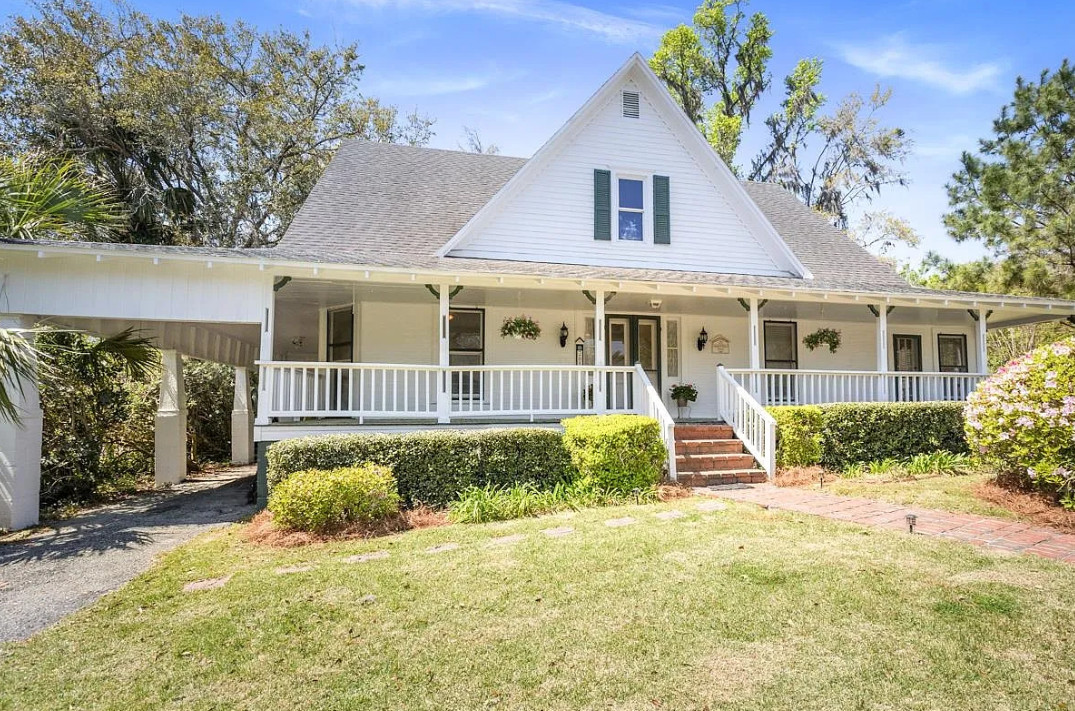 Great old houses in this Florida town! Circa 1902. $379,000