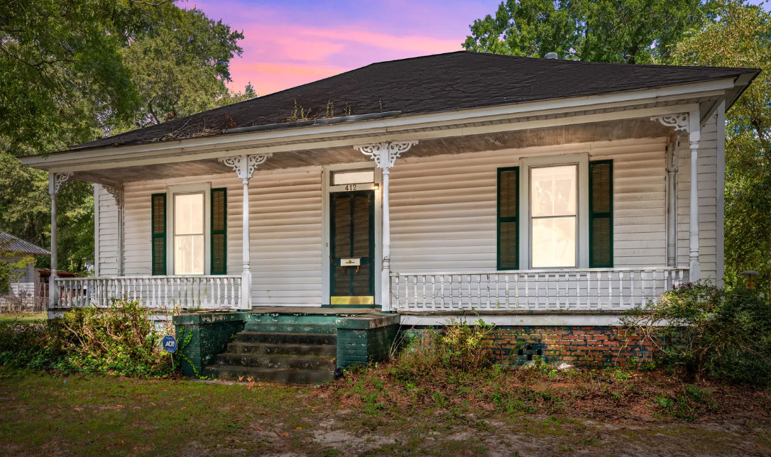 Tall ceilings! Fixer Upper Alert! C. 1900 in North Carolina. $69,900