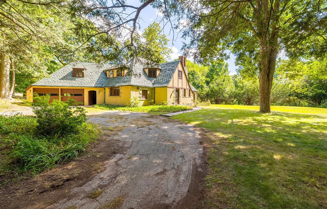 Private setting! Nice bathrooms! Over one acre in Connecticut. $300,000