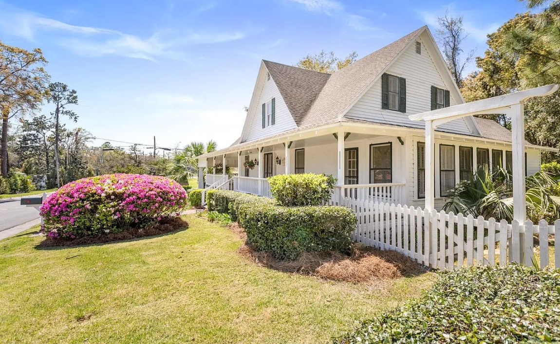 Great old houses in this Florida town! Circa 1902. $379,000