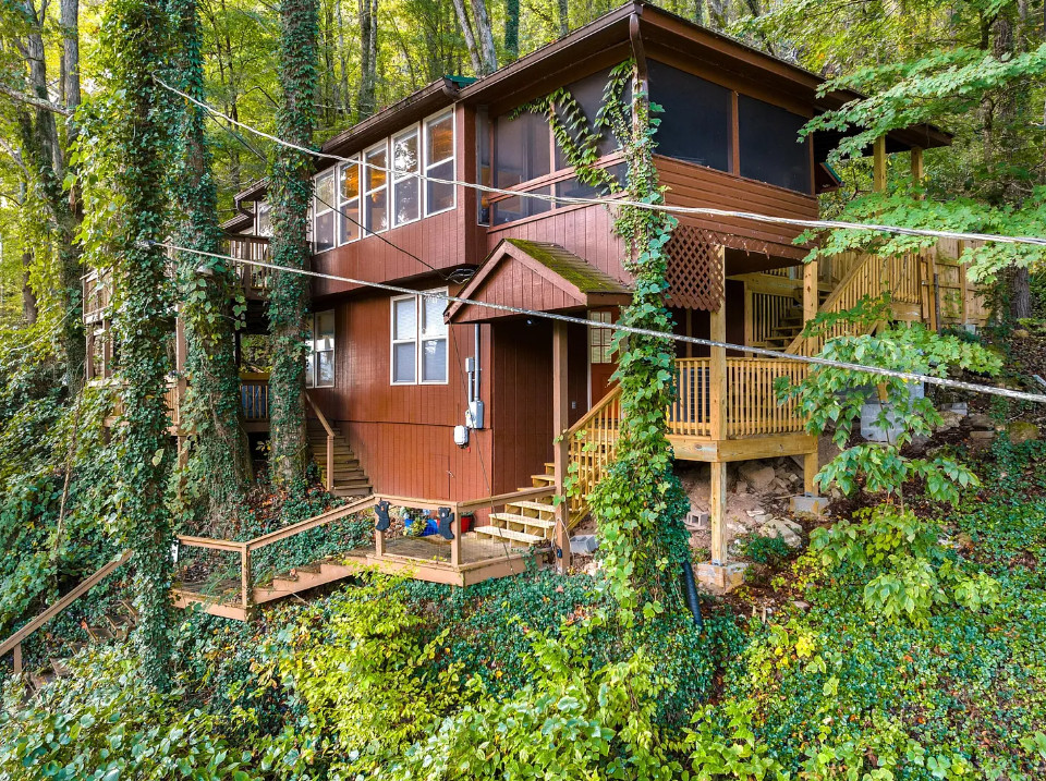 Like a treehouse! Overlooks the Little River in Tennessee. Furnished. $345,000