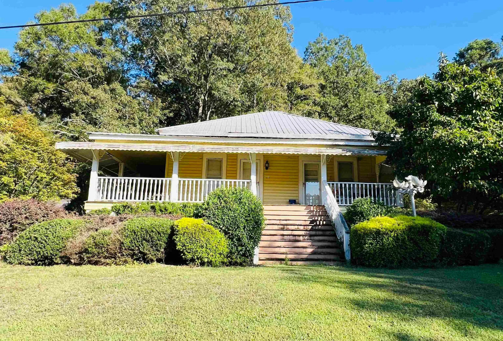 Fixer Upper Alert! Great porch! One acre in Alabama. $85,000