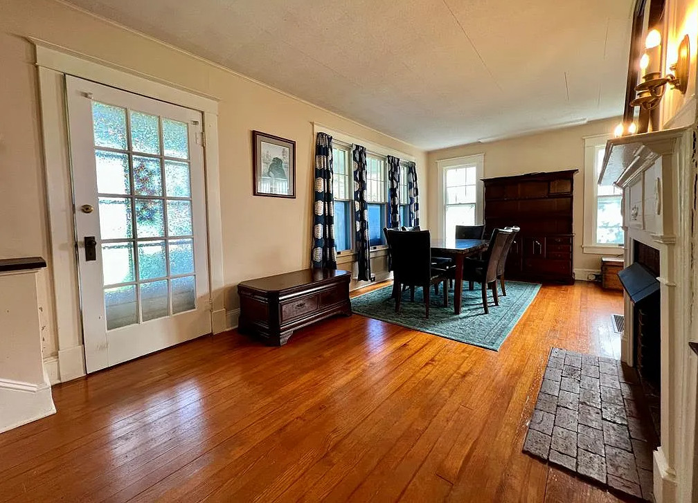 Pretty details inside! Move in ready! Over an acre in Virginia. $269,000