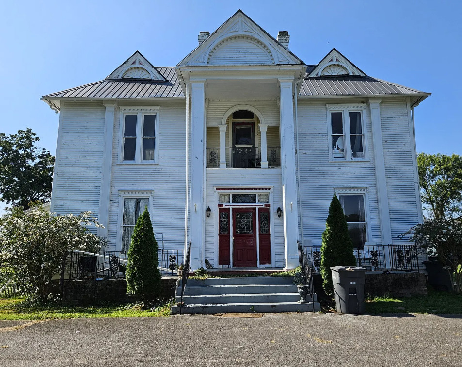 Big house with 4 beds/4 baths! Over an acre in Tennessee with a pool. $449,000