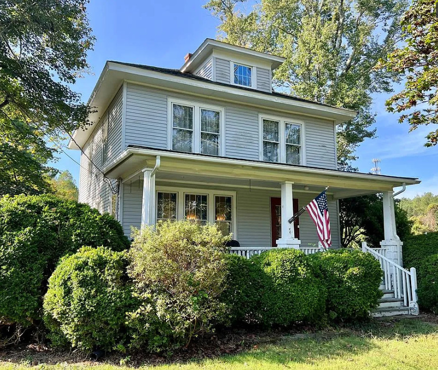 Pretty details inside! Move in ready! Over an acre in Virginia. $269,000