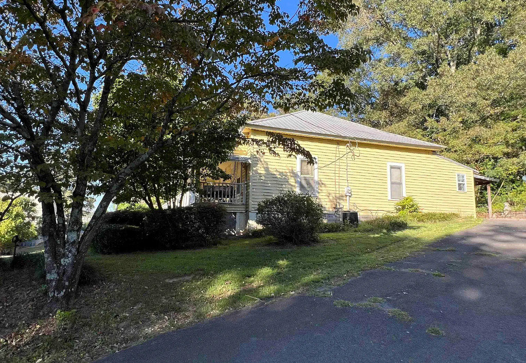 Fixer Upper Alert! Great porch! One acre in Alabama. $85,000