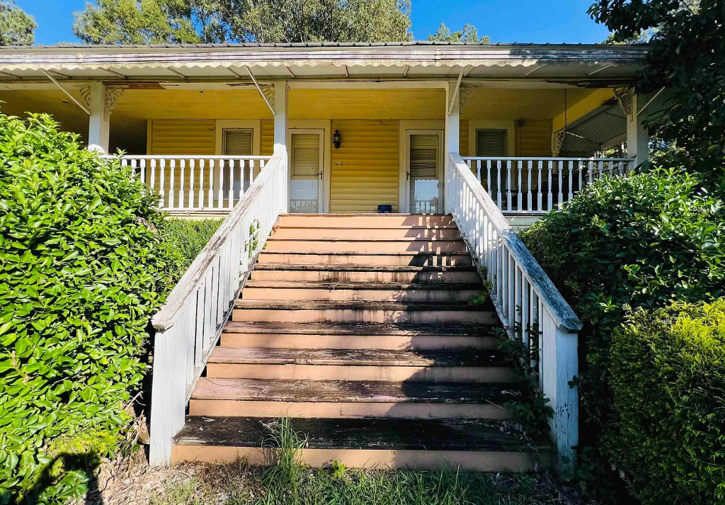 Fixer Upper Alert! Great porch! One acre in Alabama. $85,000