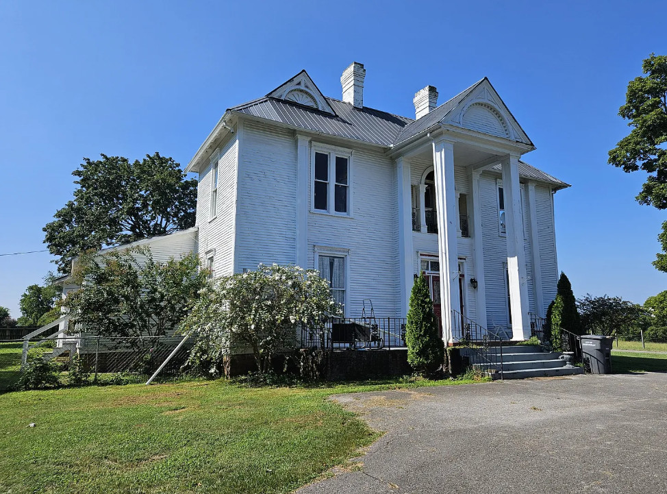 Big house with 4 beds/4 baths! Over an acre in Tennessee with a pool. $449,000