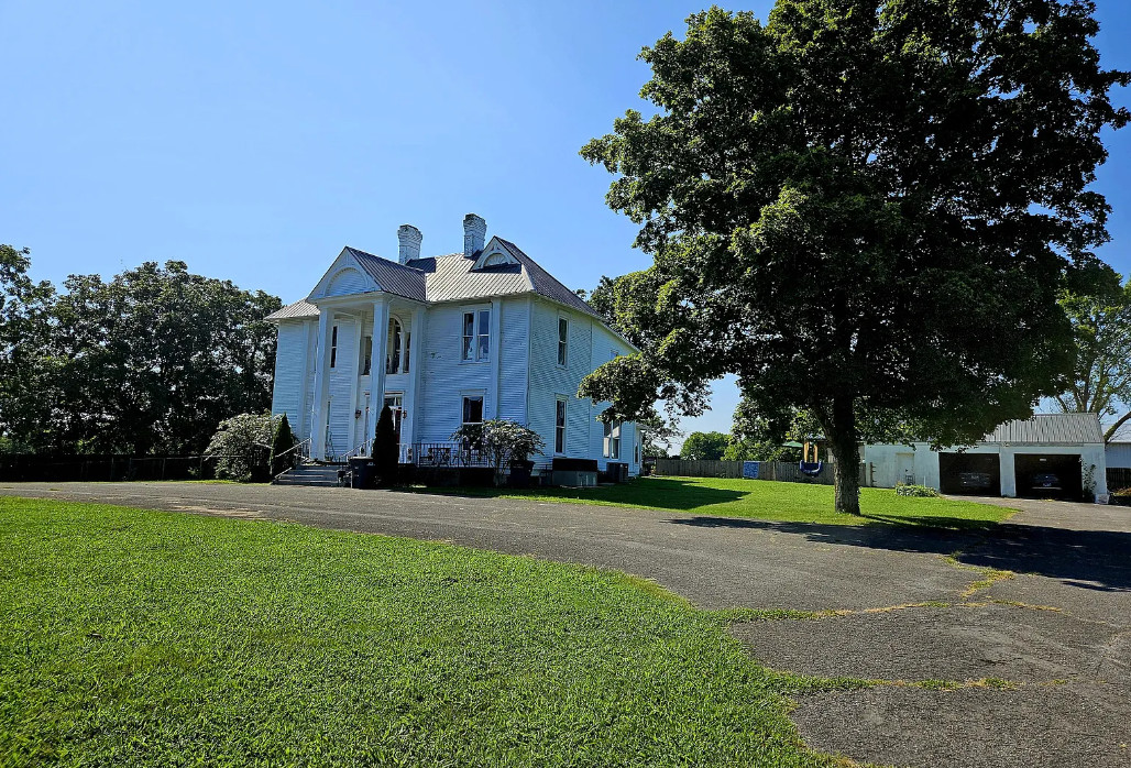 Big house with 4 beds/4 baths! Over an acre in Tennessee with a pool. $449,000