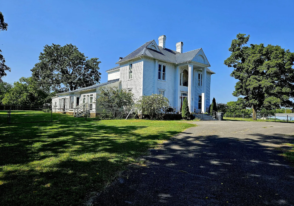 Big house with 4 beds/4 baths! Over an acre in Tennessee with a pool. $449,000