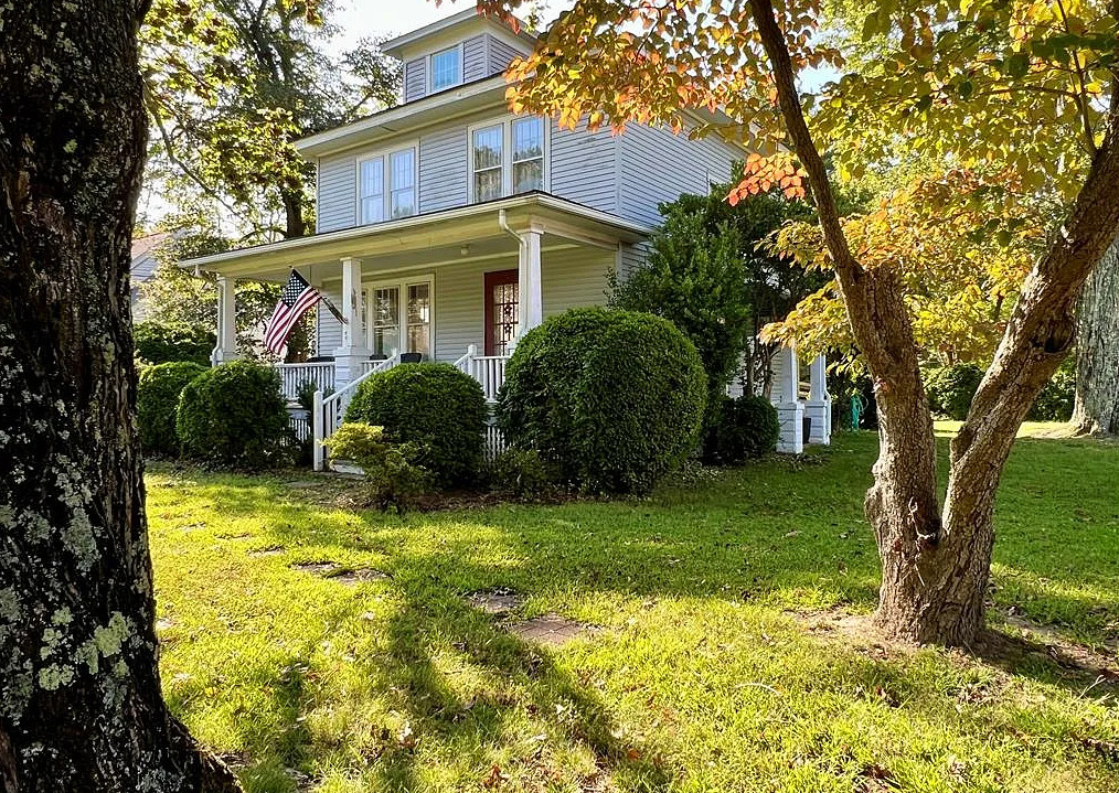 Pretty details inside! Move in ready! Over an acre in Virginia. $269,000