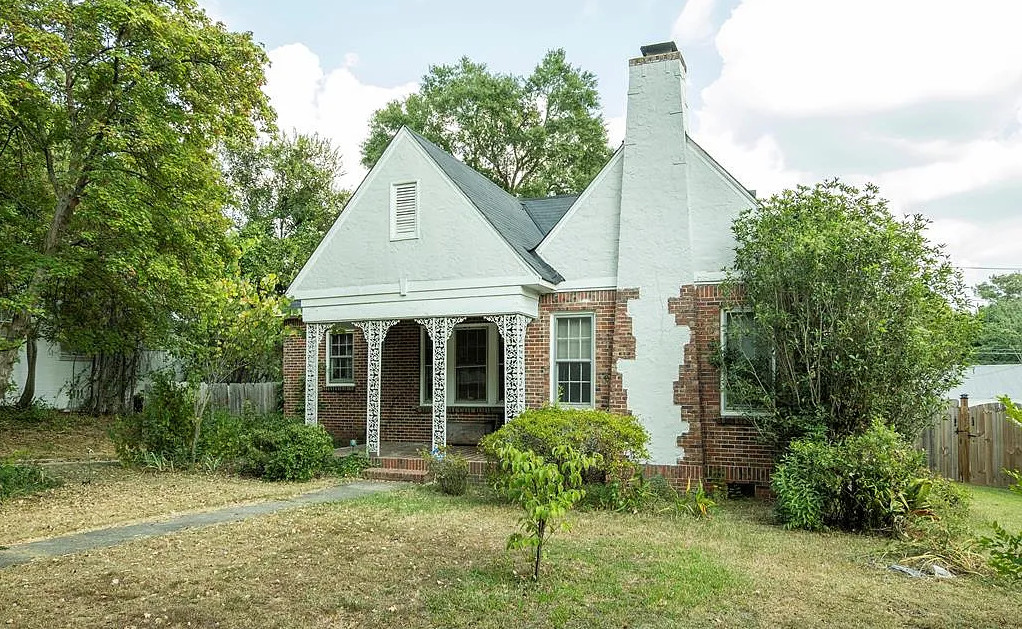 Pretty interior! Circa 1933 in Georgia. $169,000