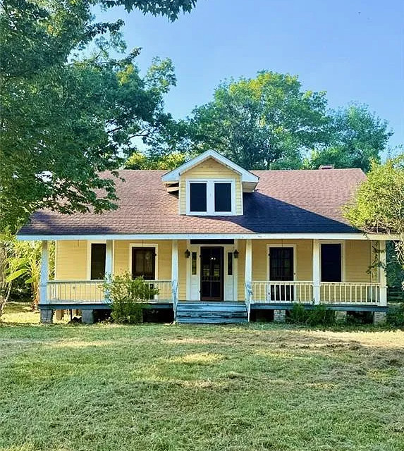 Unpainted woodwork! Almost two acres in Louisiana. $179,000