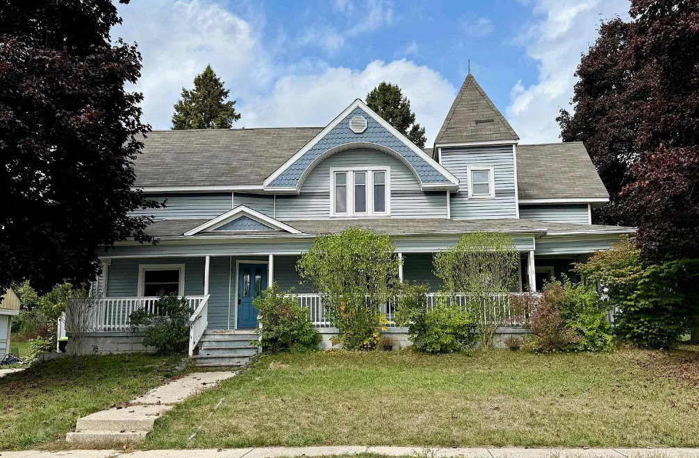 Great price! 3,500 square feet of living space! C. 1900 in Michigan. $159,900