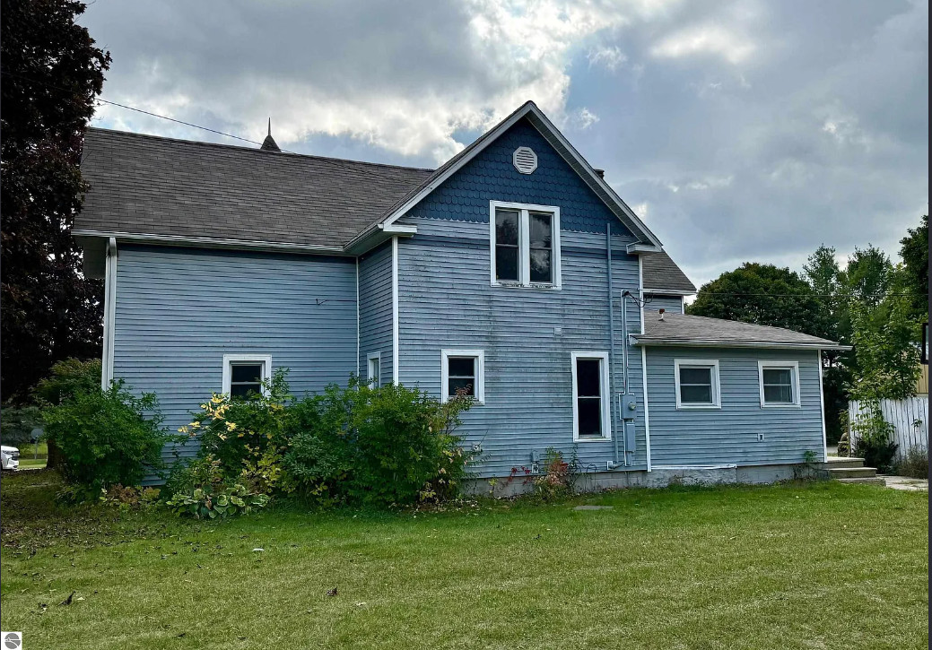 Great price! 3,500 square feet of living space! C. 1900 in Michigan. $159,900