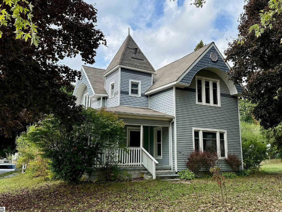 Great price! 3,500 square feet of living space! C. 1900 in Michigan. $159,900