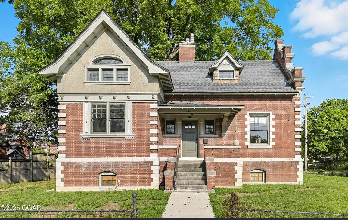 Pretty details inside and outside! Circa 1905 in Missouri. $159,900