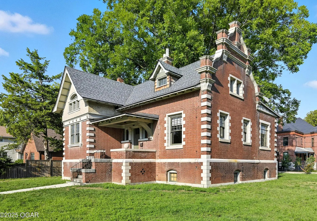 Pretty details inside and outside! Circa 1905 in Missouri. $159,900