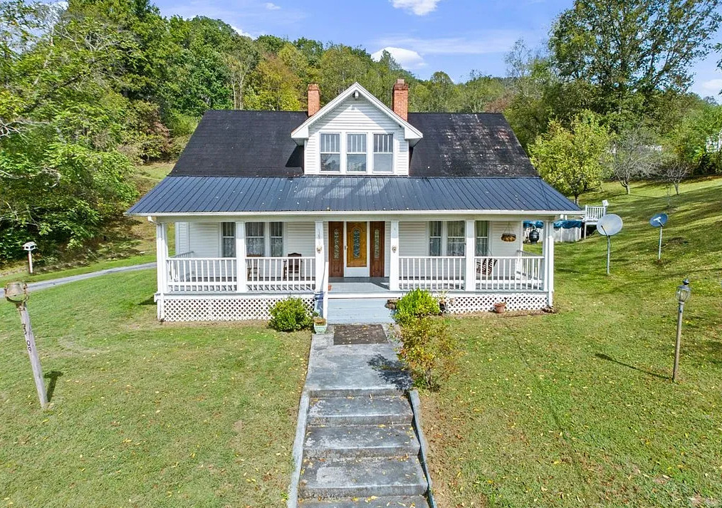 Saltville, Virginia! Almost six acres! Nice staircase. $259,900