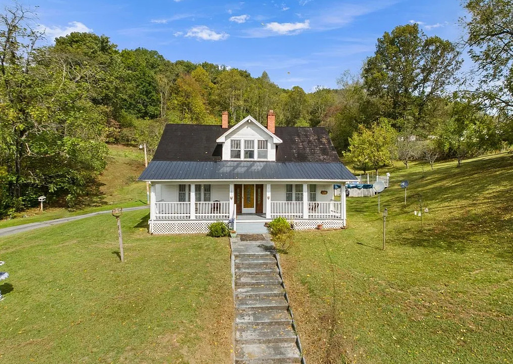 Saltville, Virginia! Almost six acres! Nice staircase. $259,900